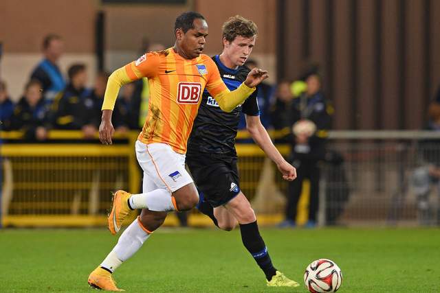 王哲林遭遇大腿拉伤 赛后被搀上救护车去医院